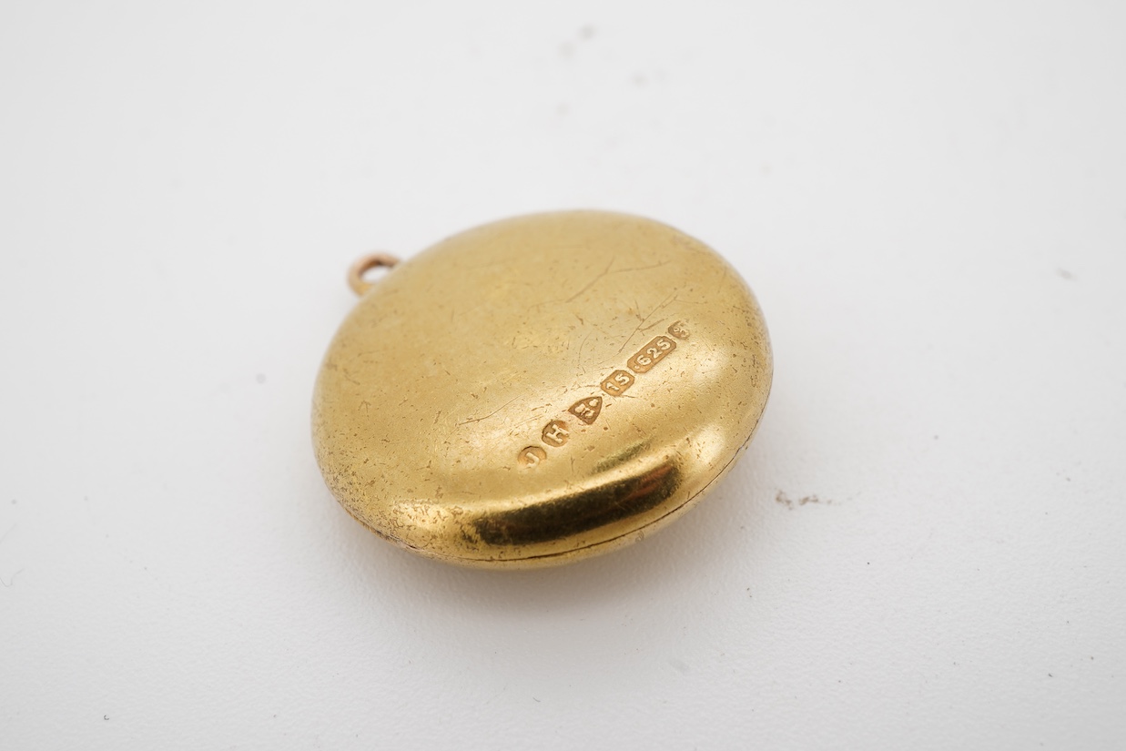 An Edwardian 15ct gold and split pearl set circular locket, hallmarks for James Harrison, Chester, 1906, diameter 19mm.